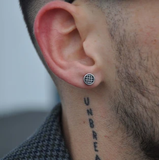 kolczyk-wkret-szachownica-srebrny-dla-mezczyzn.jpg