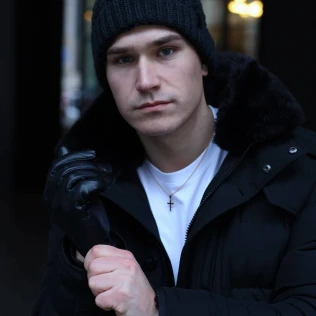 meski-naszyjnik-zloty-minimalistyczny-krzyz.jpg
