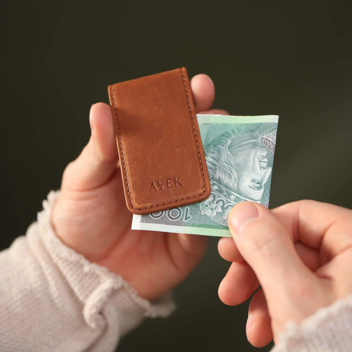klips-na-banknoty-skorzany-brazowy-z-grawerem.jpg