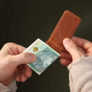 klips-na-banknoty-skorzany-brazowy-z-grawerem.jpg