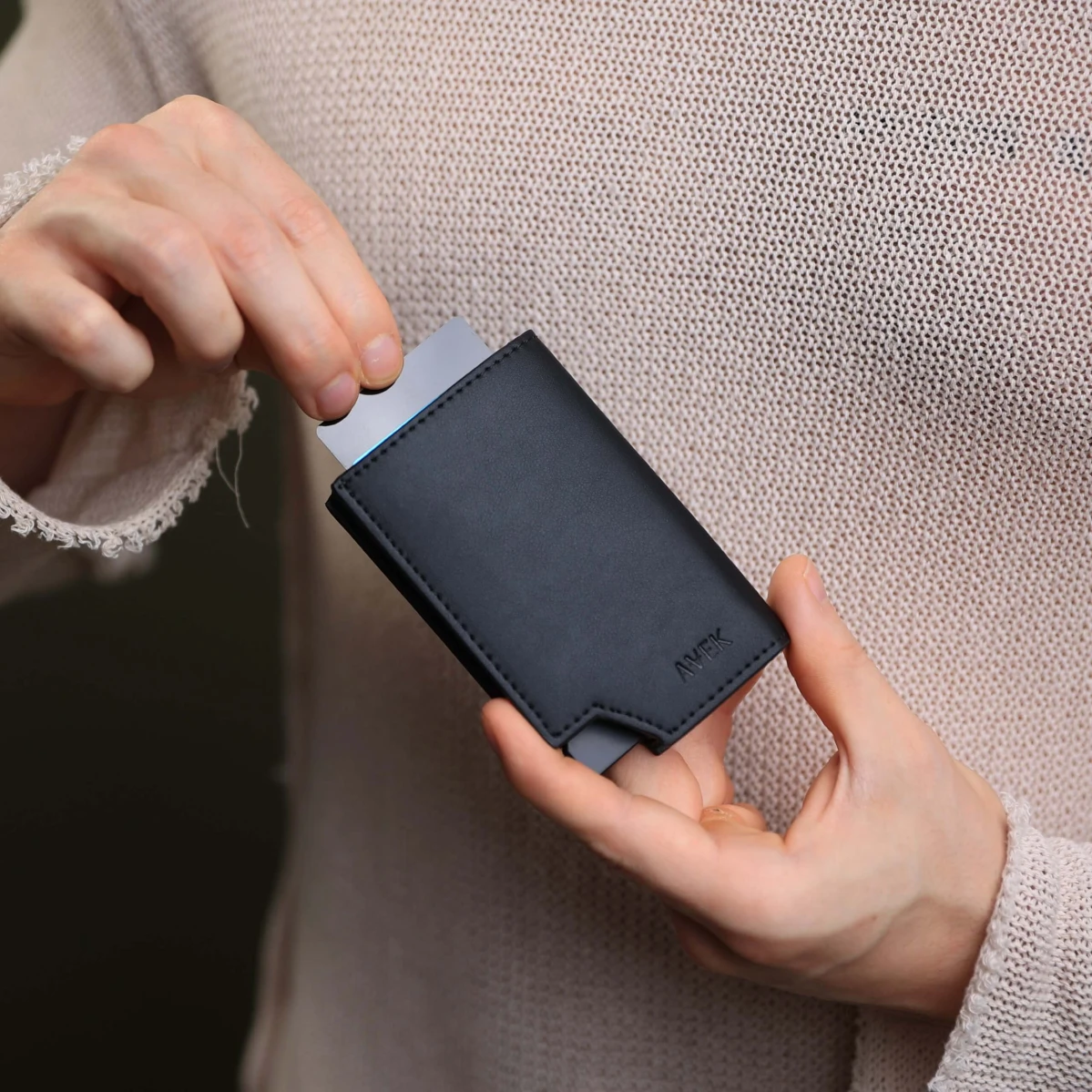 etui-na-karty-i-dokumenty-rfid-meski.jpg