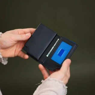 etui-na-karty-i-dokumenty-rfid-meski.jpg
