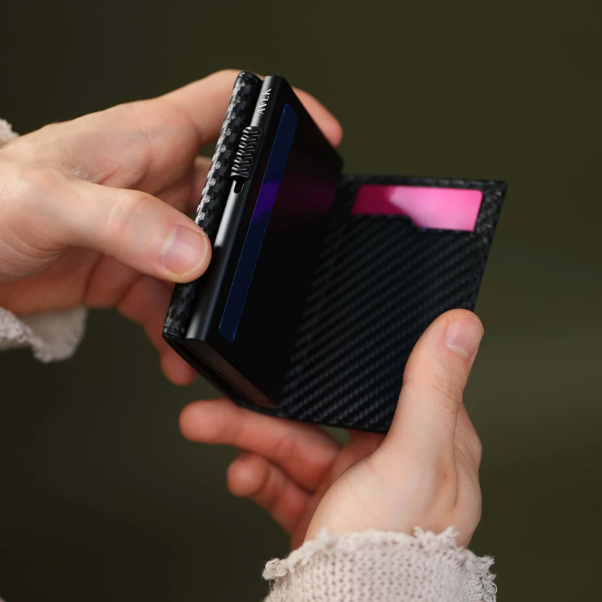 etui-na-karty-rfid-karbonowe-wlokno-weglowe.jpg