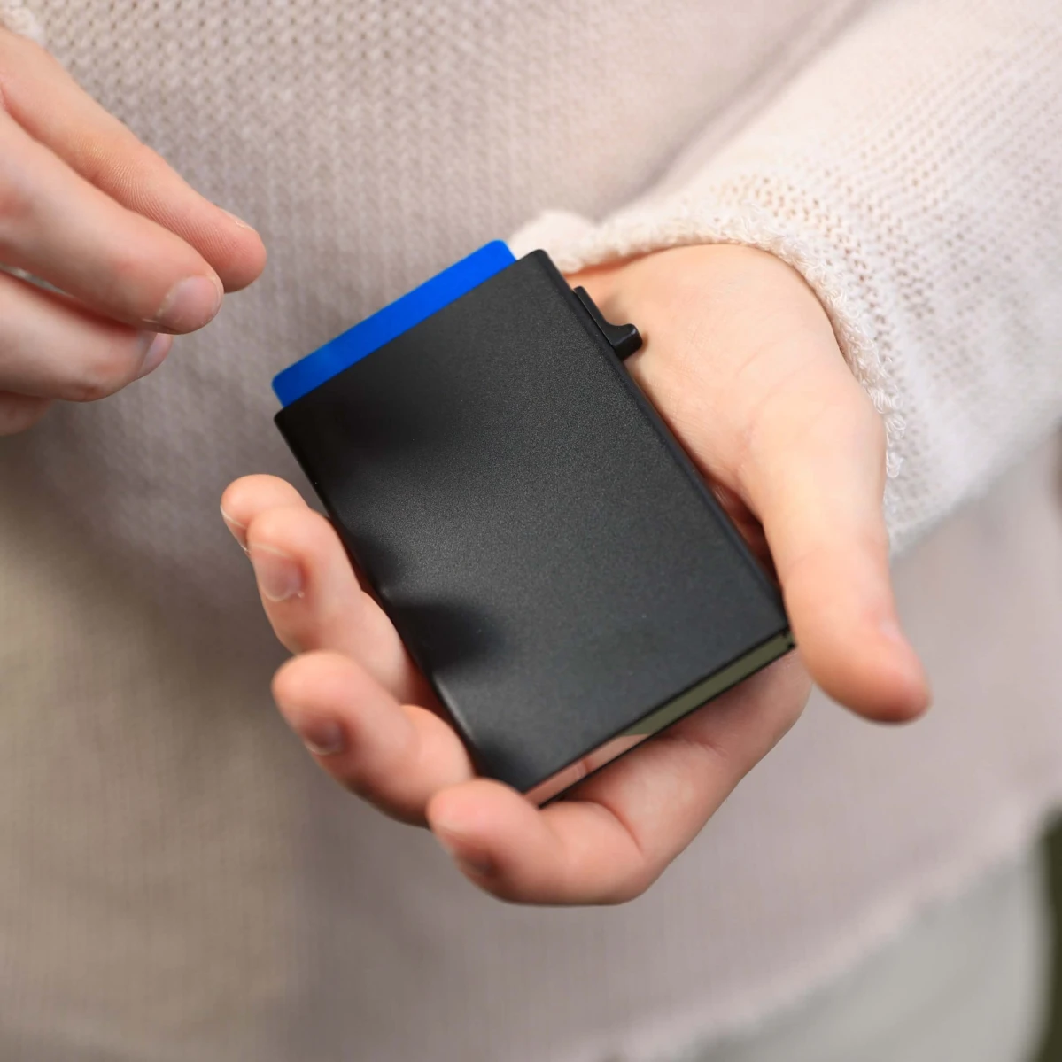 smart-wallet-na-karty-i-banknoty-rfid.jpg