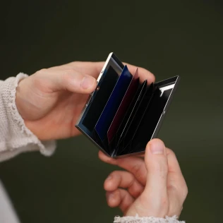 etui-na-karty-rfid-srebrne-stalowe-slim.jpg