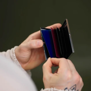 etui-na-karty-rfid-srebrne-stalowe-slim.jpg