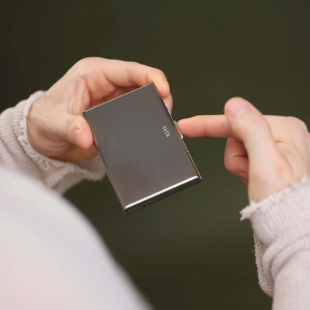 etui-na-karty-rfid-srebrne-stalowe-slim.jpg