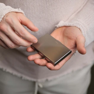 etui-na-karty-rfid-srebrne-stalowe-slim.jpg