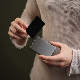 etui-na-karty-rfid-srebrne-stalowe-slim.jpg