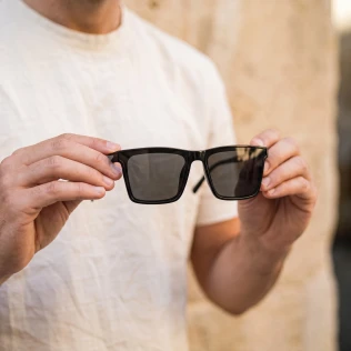 czarne-okulary-przeciwsloneczne-stylu-wayfarer