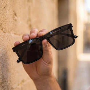 czarne-okulary-przeciwsloneczne-stylu-wayfarer