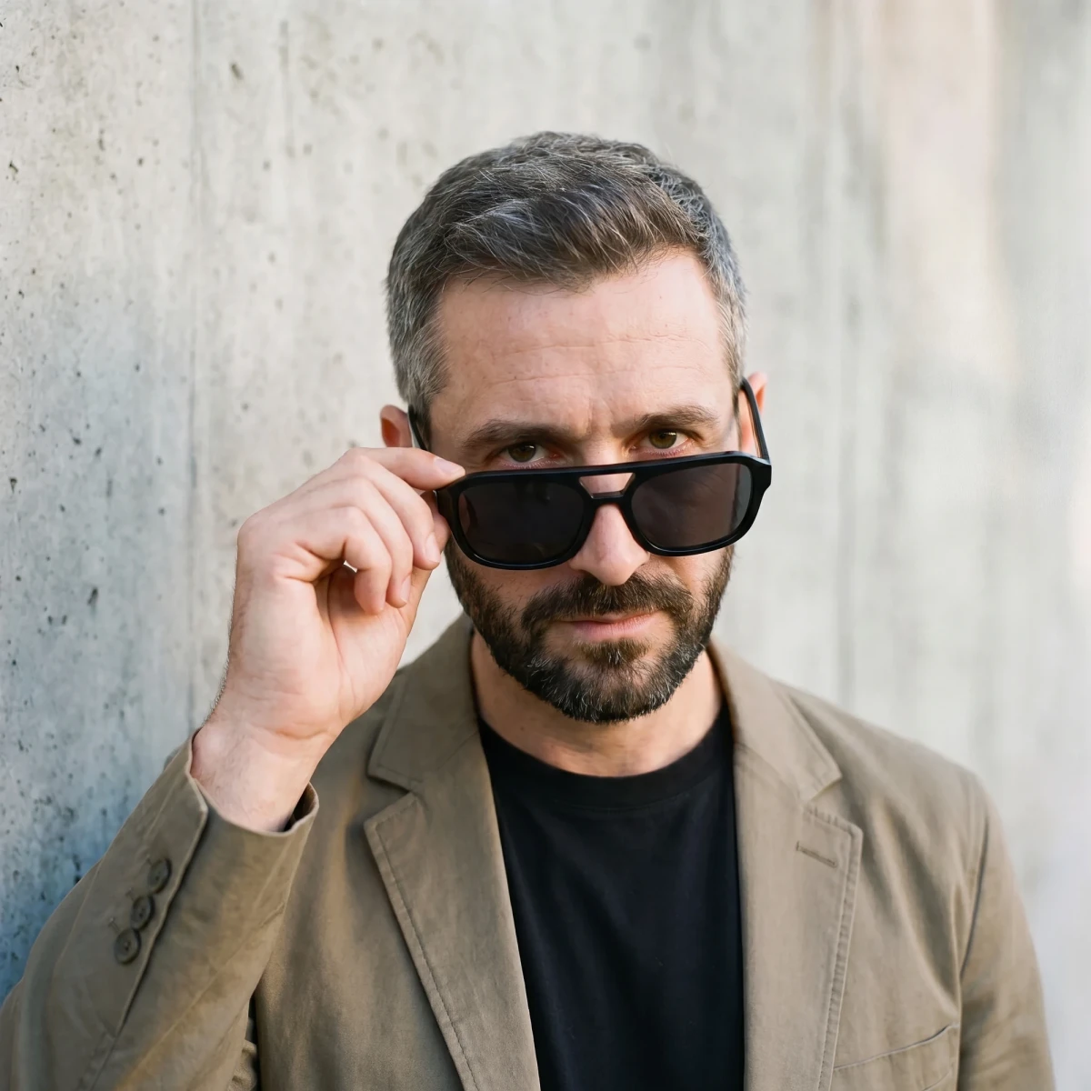 czarne-okulary-przeciwsloneczne-aviator-metalowymi-zausznikami