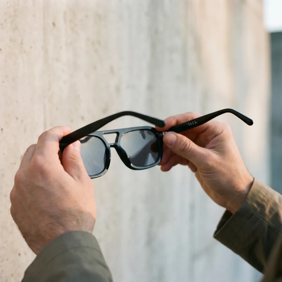 czarne-okulary-przeciwsloneczne-aviator-metalowymi-zausznikami
