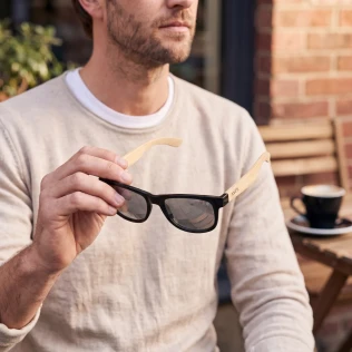 czarno-srebrne-okulary-przeciwsloneczne-wayfarer-z-drewna