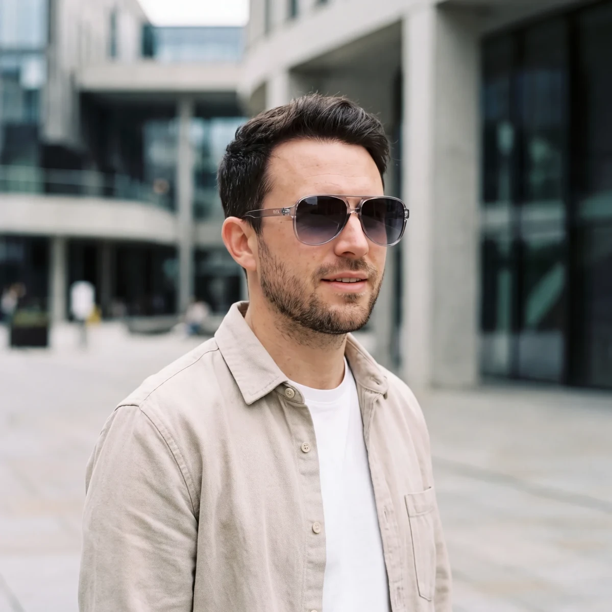 szare-okulary-przeciwsloneczne-aviator