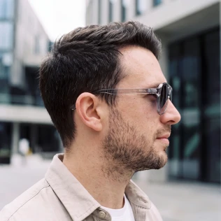 szare-okulary-przeciwsloneczne-aviator