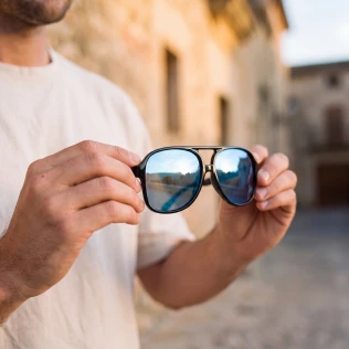 czarno-niebieskie-okulary-przeciwsloneczne-aviator