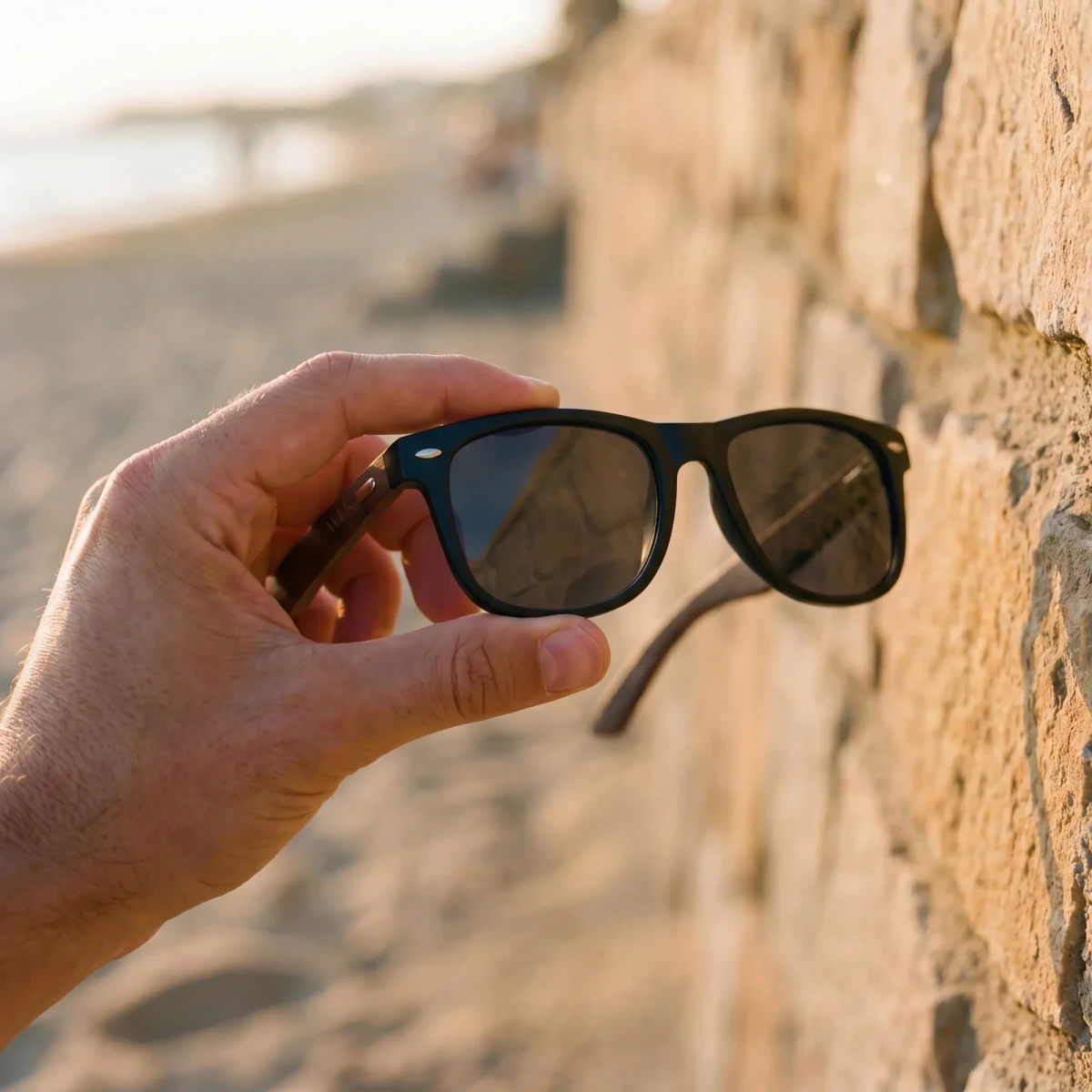 czarne-okulary-przeciwsloneczne-wayfarer-z-drewna