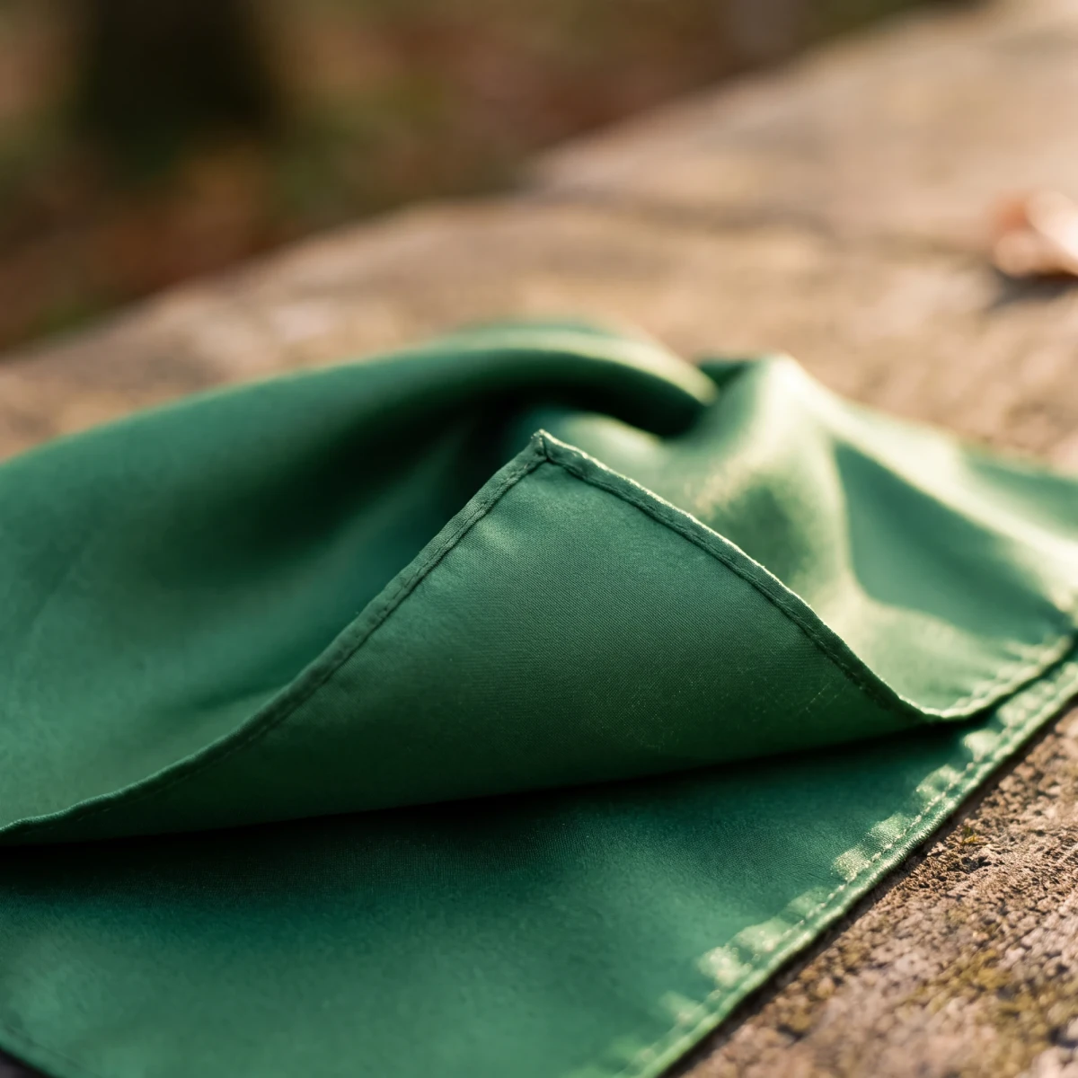 Poszetka jedwabna zielona: materiał z bliska