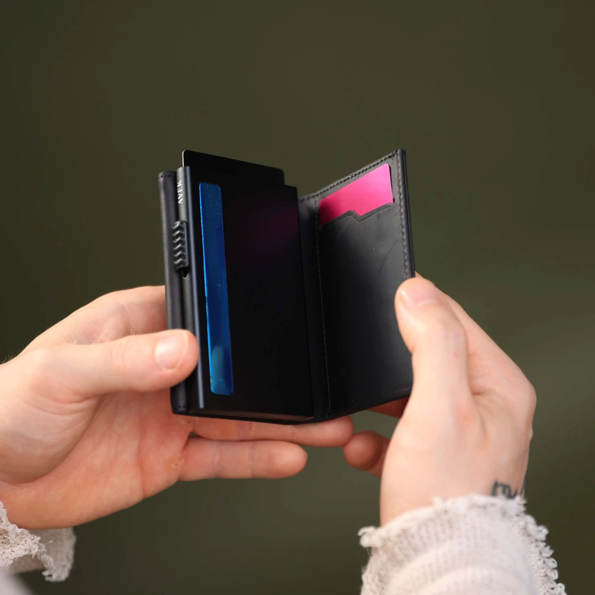portfel-antykradziezowy-rfid-czarny-na-karty.jpg