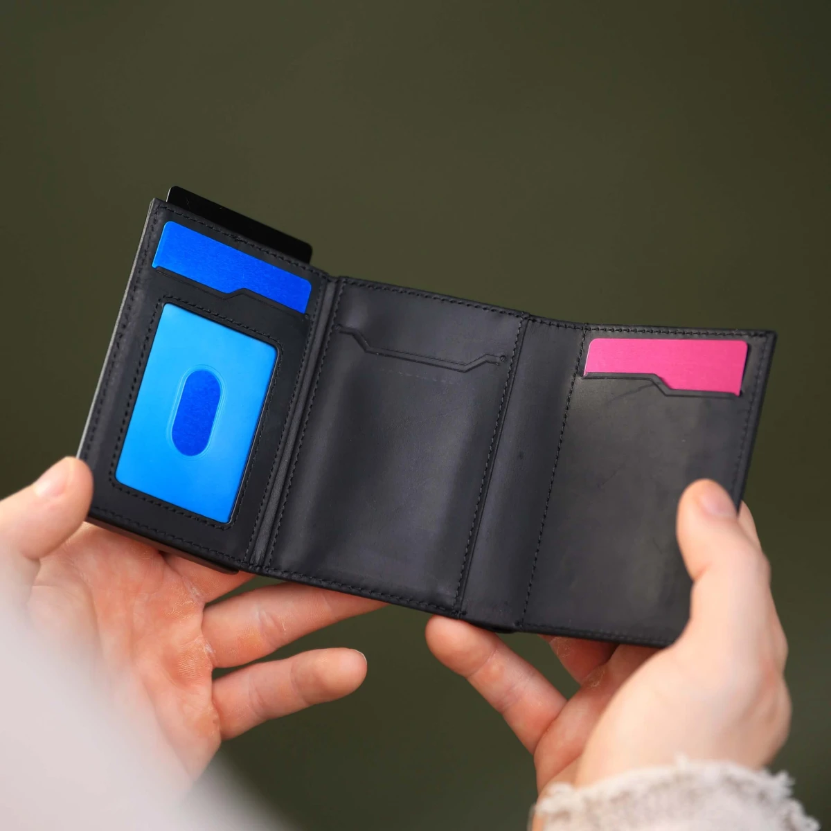 portfel-antykradziezowy-rfid-czarny-na-karty.jpg