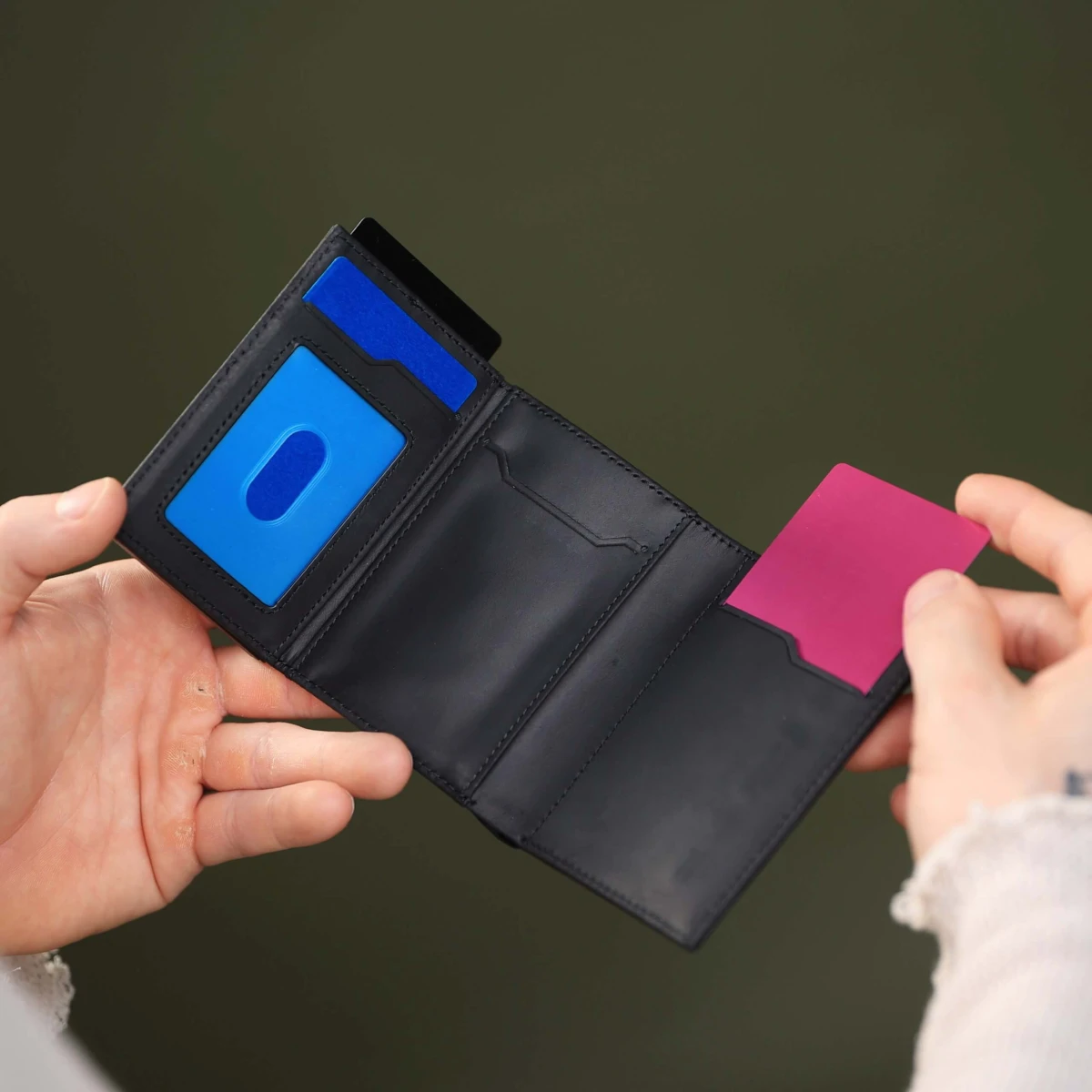 portfel-antykradziezowy-rfid-czarny-na-karty.jpg