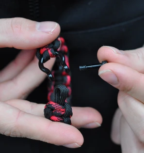 meska-bransoletka-paracord-spartan-czerwona-czarna.jpg