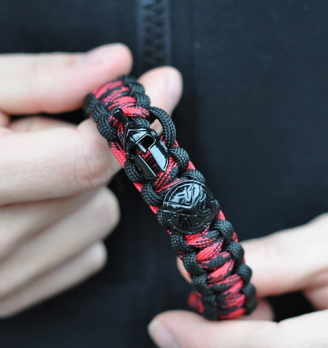 meska-bransoletka-paracord-spartan-czerwona-czarna.jpg