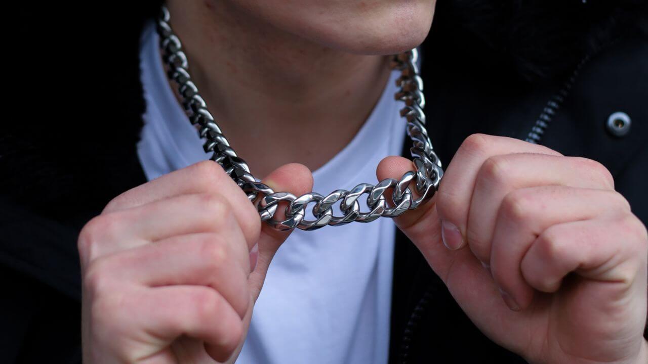 Łańcuszek męski i moda uliczna: Jak streetwear przyjął biżuterię