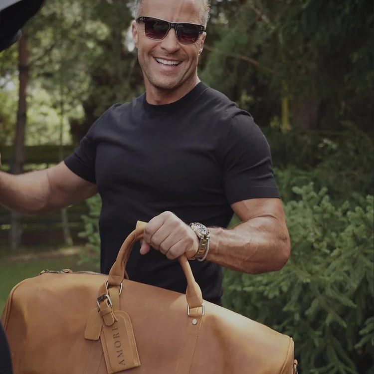 Torba podrozna koniakowa ze skory naturalnej AVEK w stylizacji @marekkrupski_official